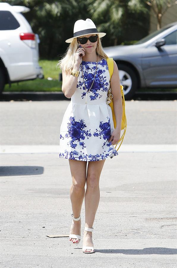 Reese Witherspoon talking and walking after leaving a hair salon in Beverly Hills on August 8, 2014