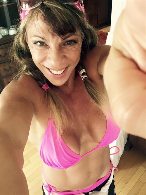 Sondra Faas in a bikini taking a selfie