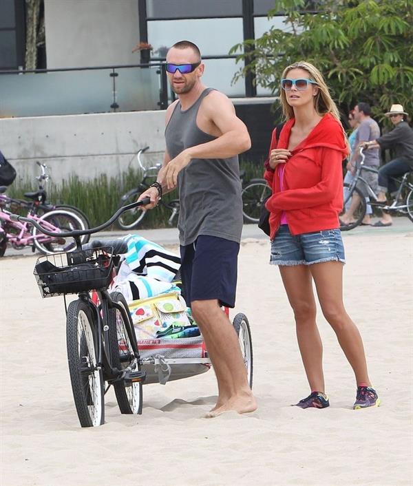 Heidi Klum haning out at the beach in Santa Monica on August 24, 2013