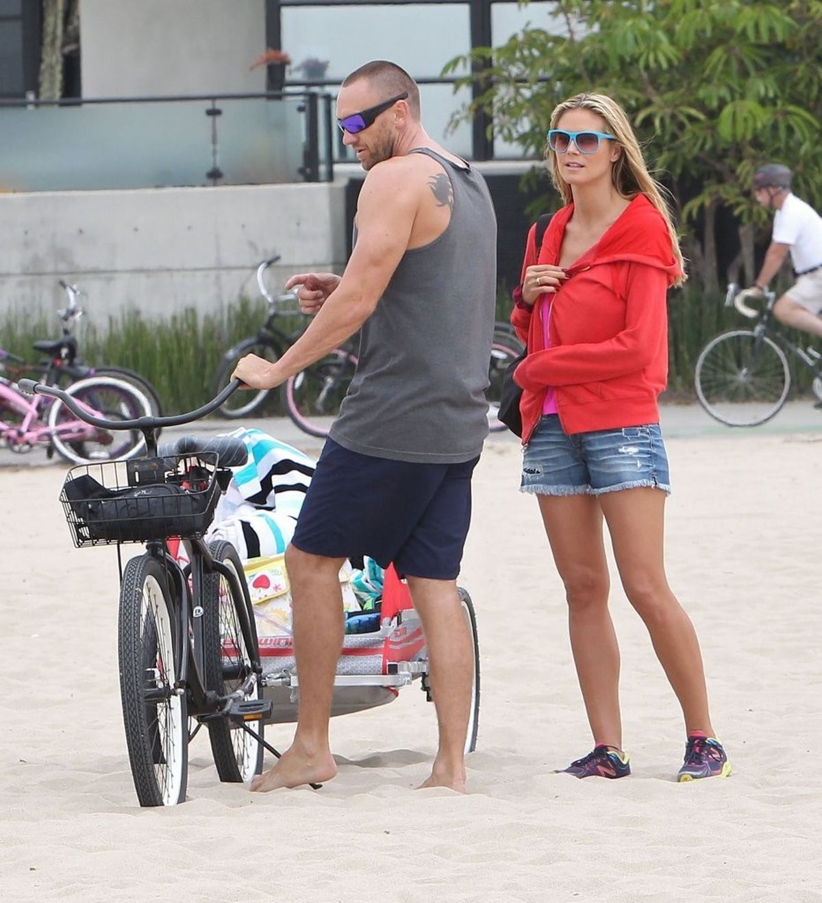 Heidi Klum haning out at the beach in Santa Monica on August 24, 2013