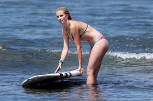 Ireland Baldwin goes paddle-boarding in Hawaii with her boyfriend Slater Trout May 26, 2013 