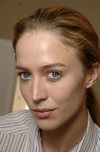 Raquel Zimmermann taking a selfie