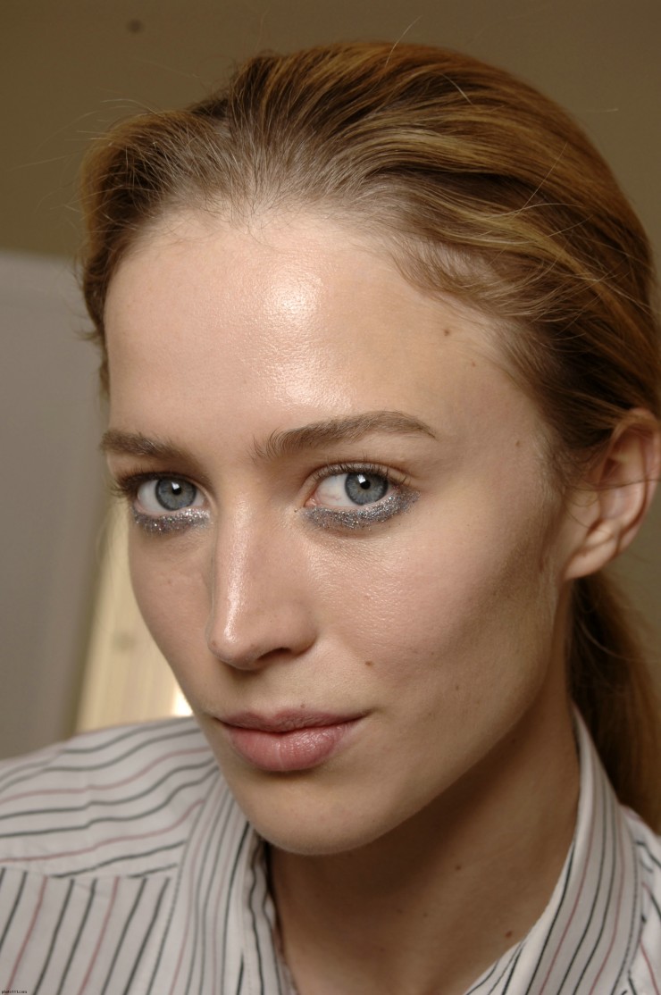 Raquel Zimmermann taking a selfie