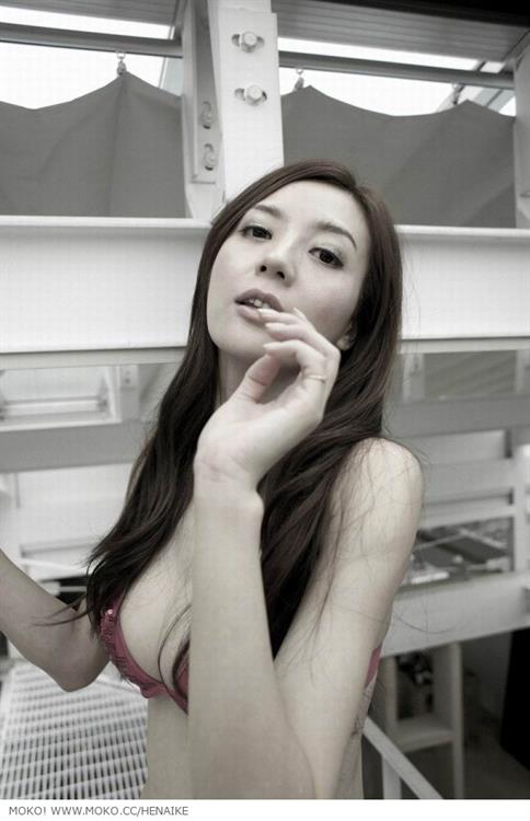 Zhou Wei Tong in lingerie