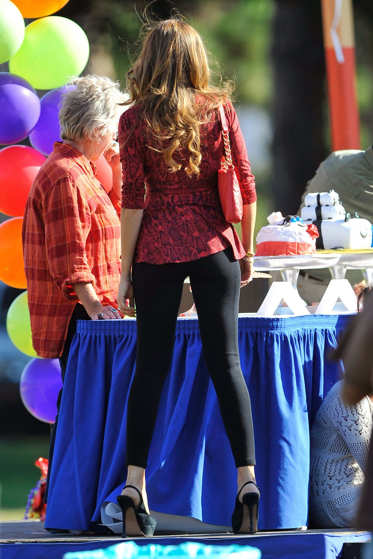 Sofia Vergara – “Modern Family” set candids, LA 10/17/13  