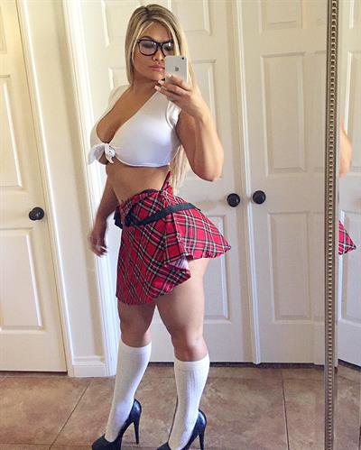 Jojo Babie taking a selfie