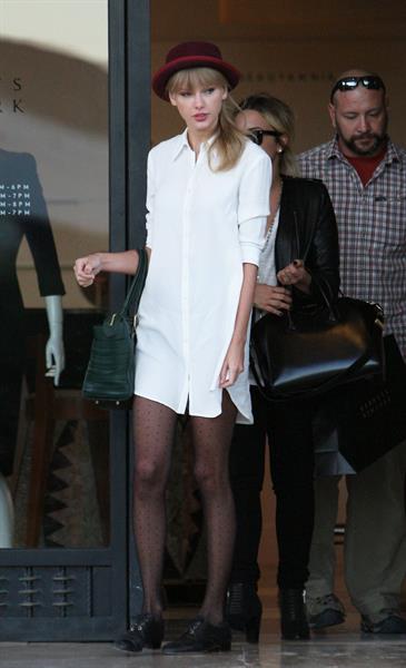 Taylor Swift – Barneys New York in Beverly Hills 9/29/13  