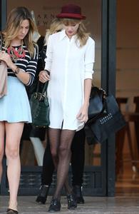 Taylor Swift – Barneys New York in Beverly Hills 9/29/13  