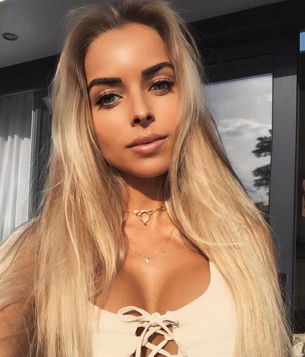 Chiara Bransi taking a selfie