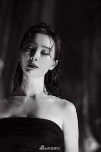 Shu Chen taking a selfie