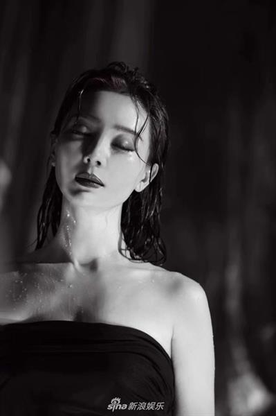 Shu Chen taking a selfie