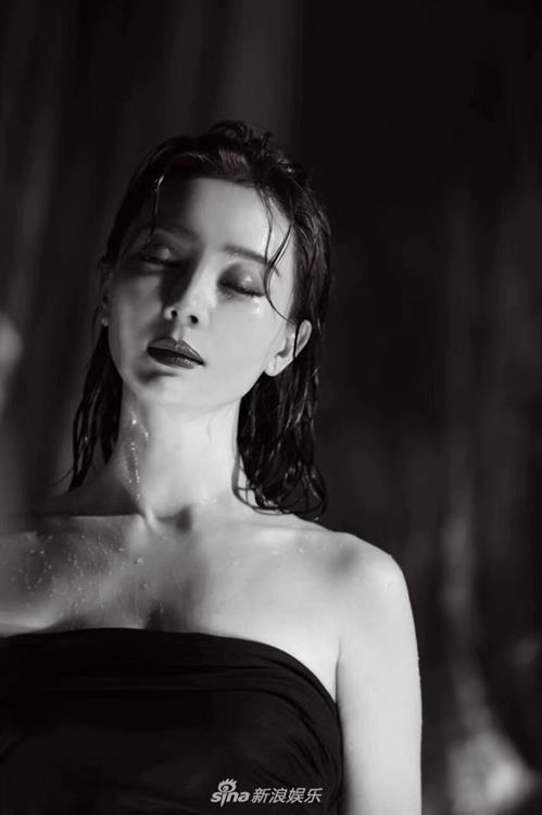 Shu Chen taking a selfie