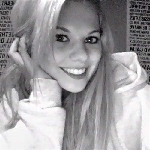 Alexa Knierim taking a selfie