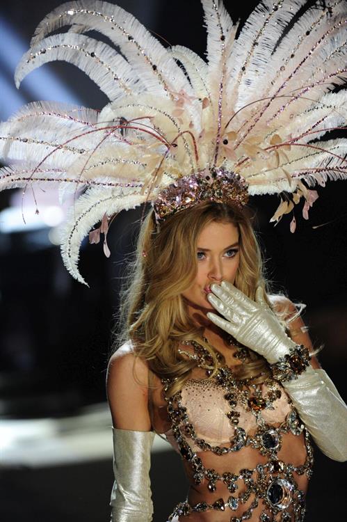 Doutzen Kroes in lingerie