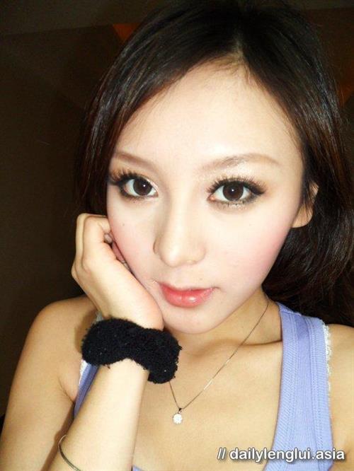 Jeana Ho taking a selfie