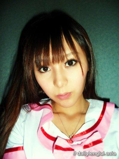 Jeana Ho taking a selfie