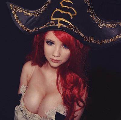 Elizabeth Rose in lingerie taking a selfie