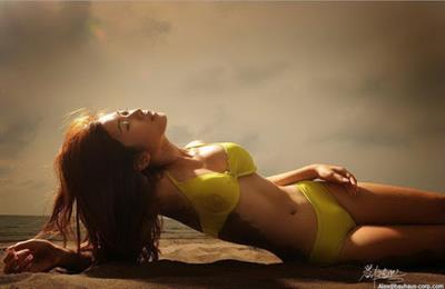 Ili Cheng in lingerie