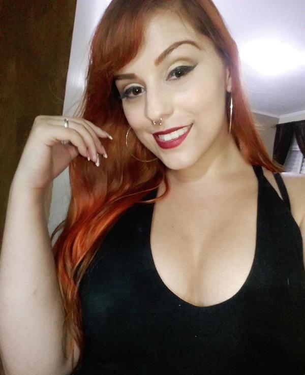 Thábata Cardoso taking a selfie