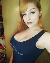 Thábata Cardoso taking a selfie