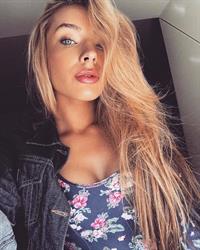 Lauren Offin taking a selfie