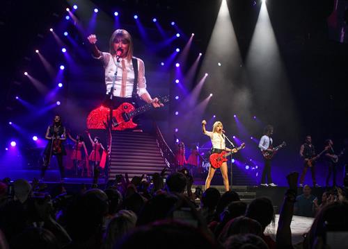 Taylor Swift Pictures Taylor Swift Red Tour - Concert at the Staples Center in Los Angeles - August 19, 2013