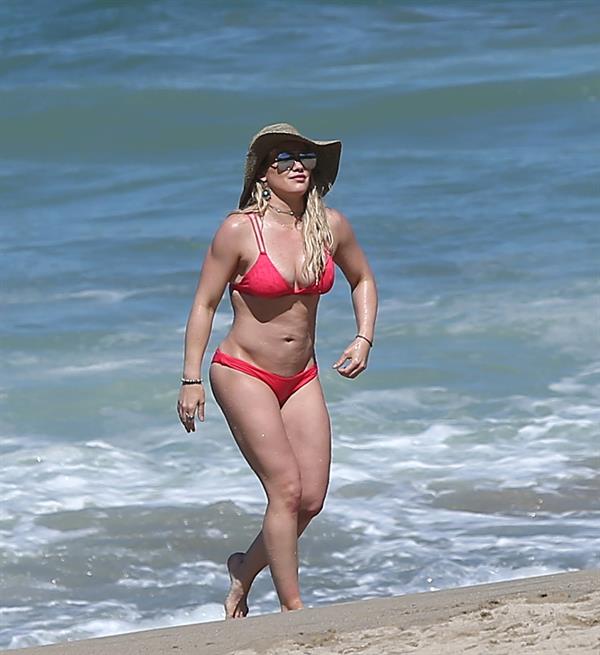 Hilary Duff sexy bikini pics