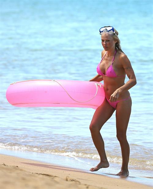 Pamela Anderson and e-husband Rick Salomon continue their Hawaiian vacation - August 15, 2013 
