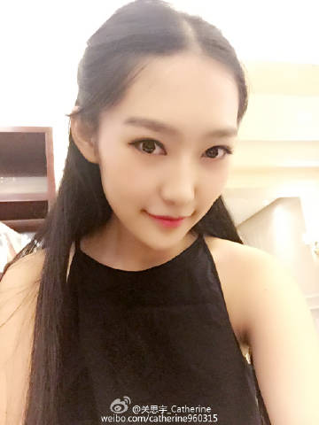 Guan Siyu taking a selfie