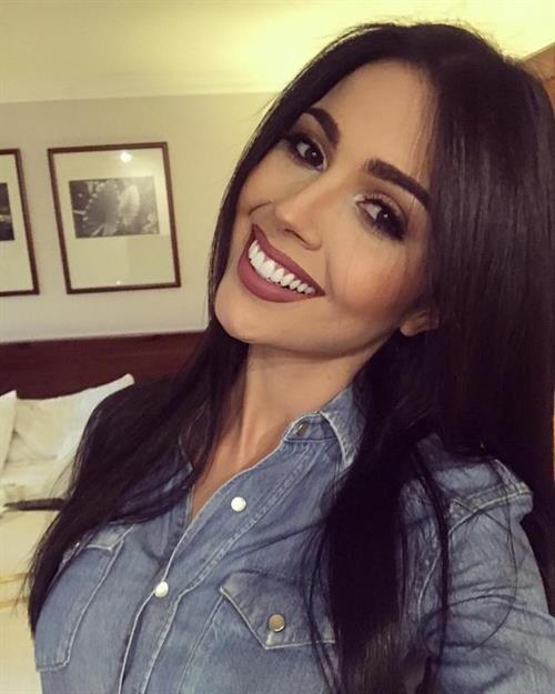 Ana Carolina Ugarte taking a selfie