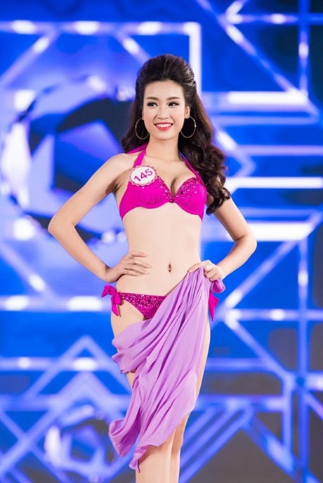 Đỗ Mỹ Linh in a bikini
