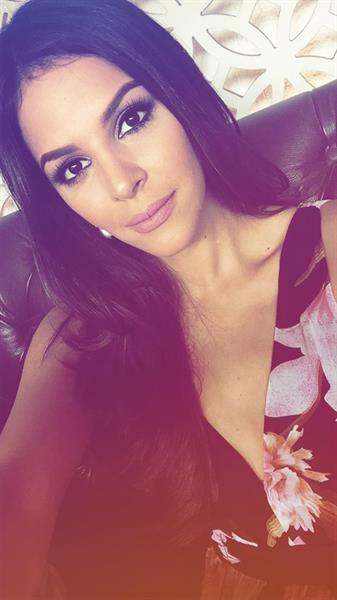 Keysi Sayago taking a selfie