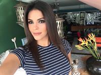 Keysi Sayago taking a selfie