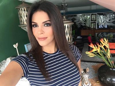 Keysi Sayago taking a selfie