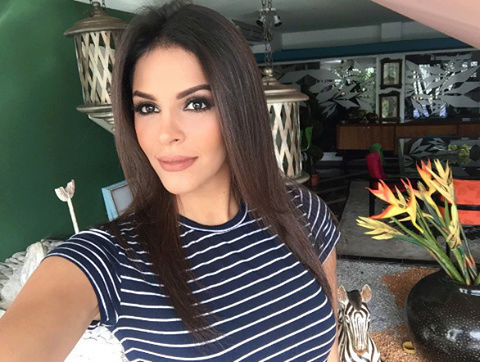 Keysi Sayago taking a selfie