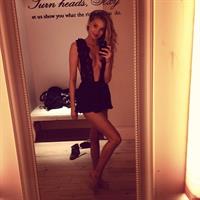 Elsa Hosk taking a selfie