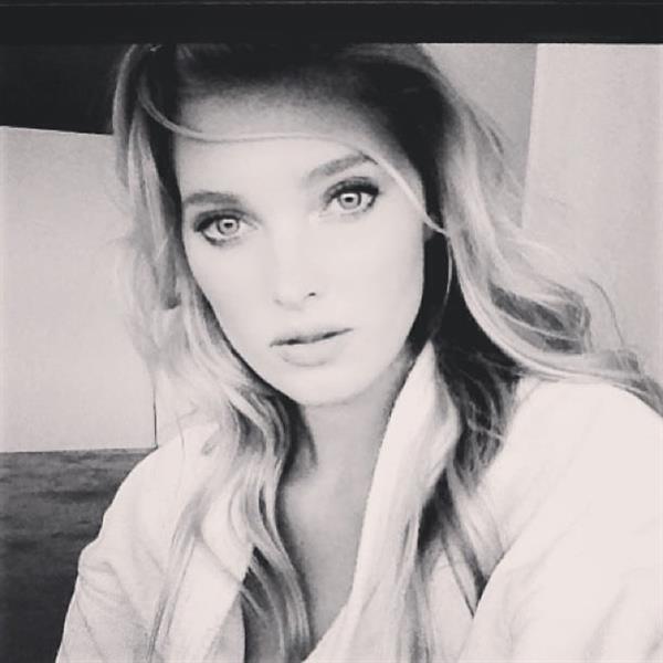 Elsa Hosk taking a selfie