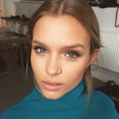Josephine Skriver taking a selfie