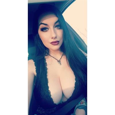 Cubbi Thompson taking a selfie