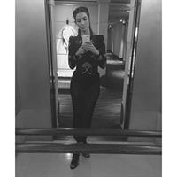 Lily Aldridge taking a selfie