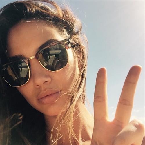 Lily Aldridge taking a selfie