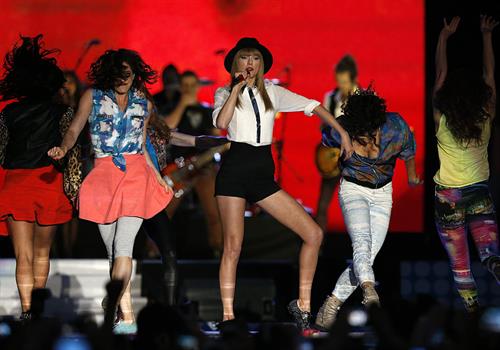 Taylor Swift Pictures Taylor Swift Capital Radio Summer Time Ball at Wembley Stadium in London - June 9, 2013