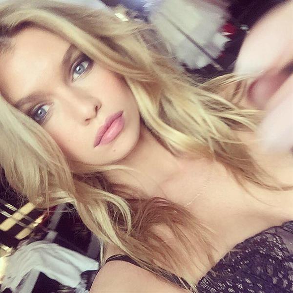 Stella Maxwell taking a selfie