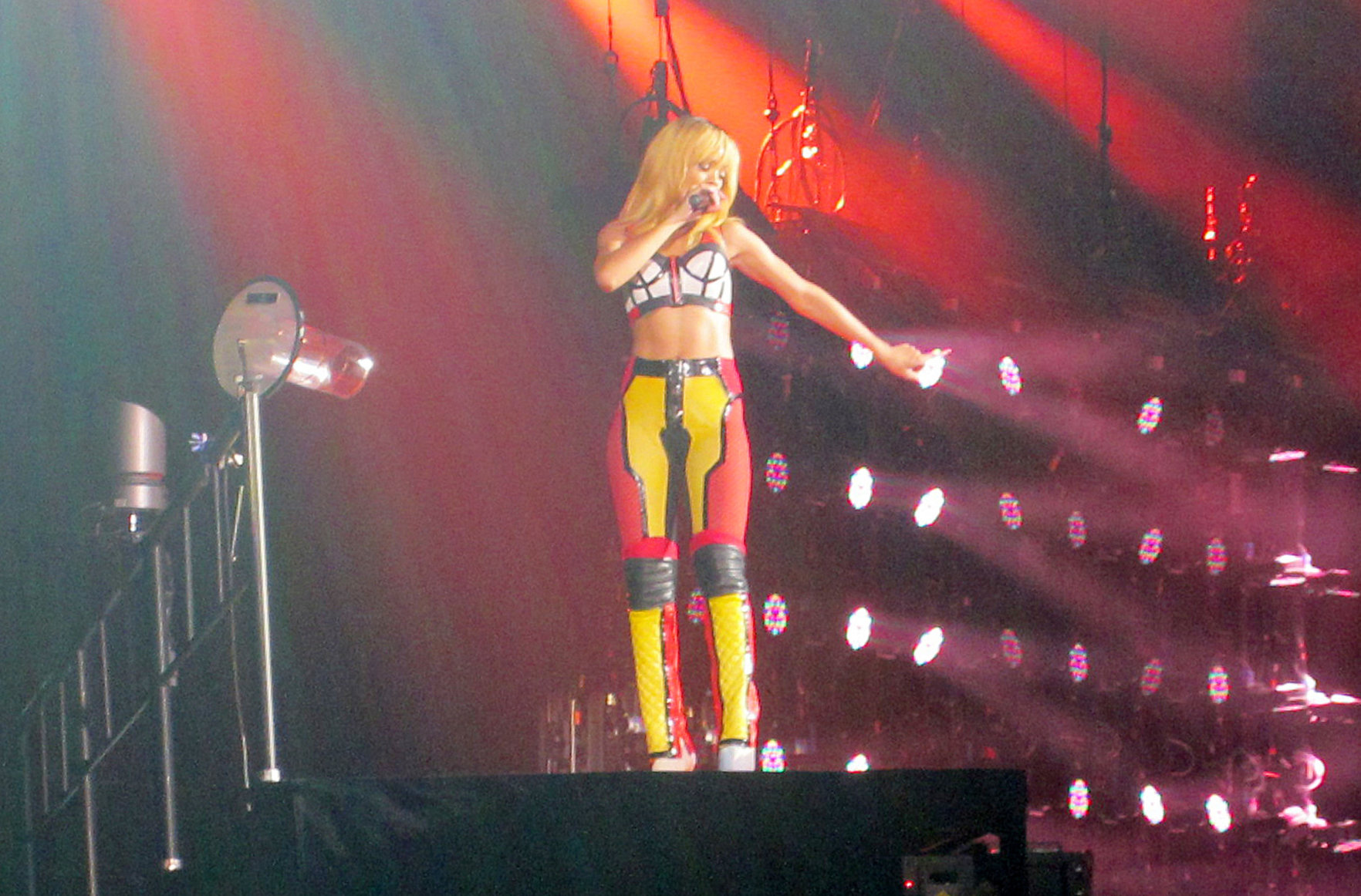 Rihanna performs 'Diamonds World Tour' in Antwerpen (June 5, 2013) 