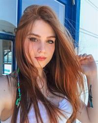 Flávia Charallo taking a selfie