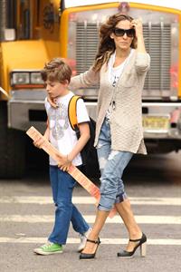 Sarah Jessica Parker Takes her children to school in New York City (May 23, 2013) 