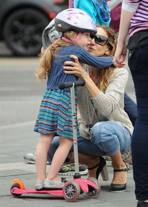 Sarah Jessica Parker Takes her children to school in New York City (May 23, 2013) 