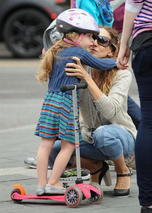Sarah Jessica Parker Pictures Sarah Jessica Parker Takes her children to school in New York City (May 23, 2013)