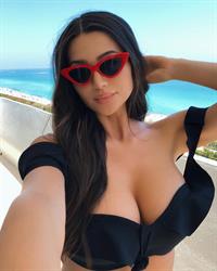 Jenna Jenovich taking a selfie