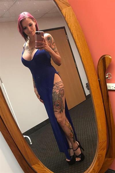 Anna Bell Peaks taking a selfie